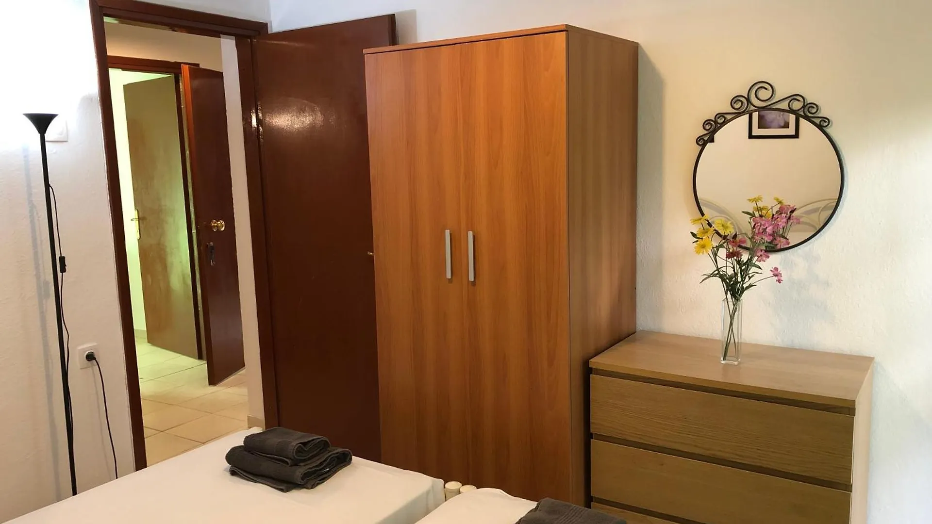 ניאה סקיוני Irida Apartments יוון